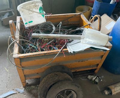 une petite charrette en bois remplie de fils et d'autres objets