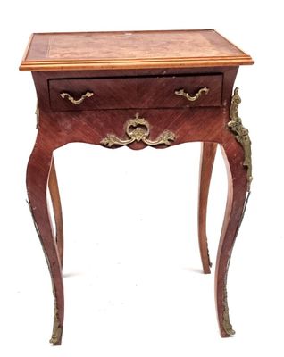 Petite table travailleuse en bois de placage, poignées et mo…