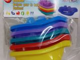 un sac de jouets en plastique posé sur une table