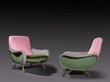 une paire de fauteuils de salon roses et verts aux pieds dorés