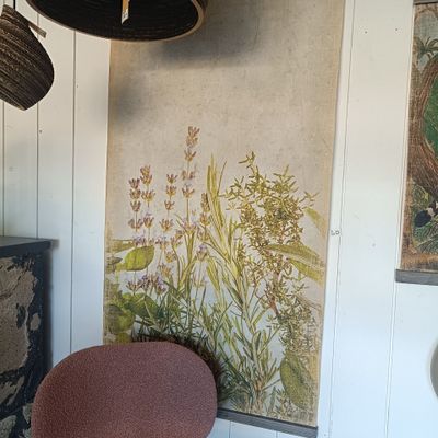une chaise rouge dans une pièce où se trouve un tableau accroché au mur