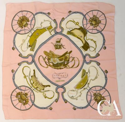 foulard en soie rose orné d'un motif représentant un cheval et une calèche