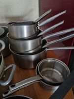 4 marmites inox et alu avec couvercles ; 1 passoire ; 1 séri… (photo 4)