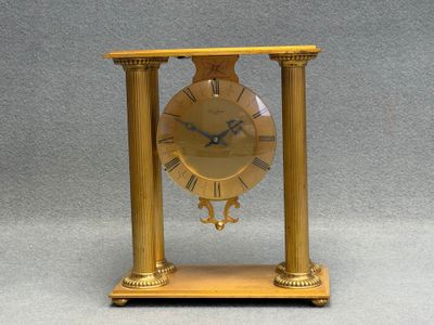 HOUR LAVIGNE Pendule portique en bronze doré à montants à co…