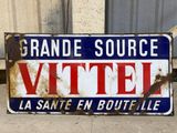 un panneau sur lequel est inscrit « Grande Source Vittel »
