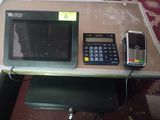 un téléphone et une calculatrice posés sur une table