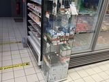 une vitrine en verre au milieu d'un magasin