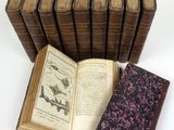 plusieurs vieux livres sont empilés sur une table