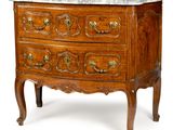une commode en bois avec dessus en marbre