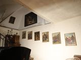 une photo d'un salon avec des tableaux accrochés au mur