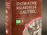 emballage d'une boîte de vin sur laquelle figure l'image d'une femme embrassant un homme