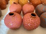 de nombreux vases de différentes couleurs posés sur une table