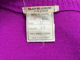 L'étiquette d'un pull violet est fixée au col d'une femme.
