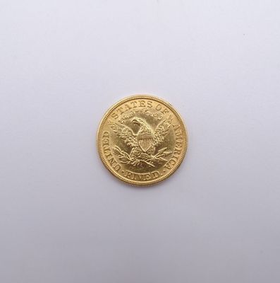 une image d'une pièce d'or sur une surface blanche
