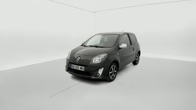 La petite voiture noire est garée dans une pièce blanche.