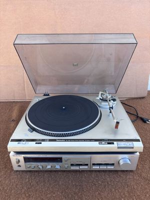 un tourne-disque posé sur une platine