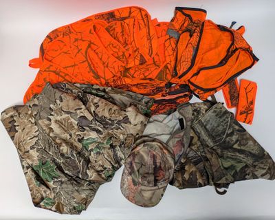 un tas de matériel de chasse posé sur une surface blanche