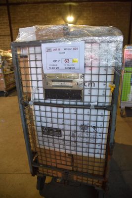 un chariot contenant de nombreux cartons dans un entrepôt