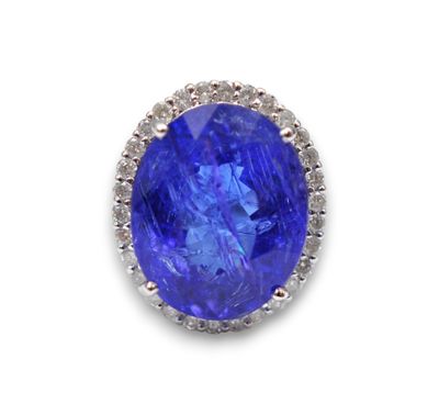 une bague en tanzanite et diamants