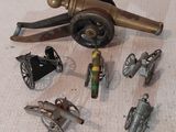 un grand nombre d'objets différents sur une table