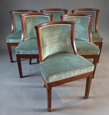 six chaises avec un revêtement vert, un revêtement vert, un revêtement vert, un revêtement vert, un revêtement vert, un revêtement vert, un revêtement vert, un revêtement vert