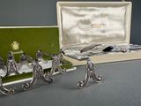 quatre cuillères en argent et une cuillère en argent dans un étui