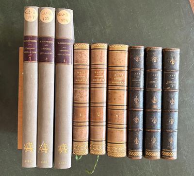 Plusieurs vieux livres sont alignés sur une table