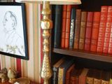 une lampe posée sur une table devant une bibliothèque