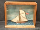 une photo d'une petite maquette de voilier dans une vitrine