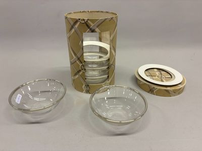 trois bols en verre et un sac en papier sur la table