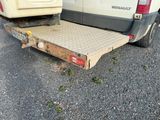 un camion équipé d'un plateau à l'arrière