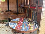 une table sur laquelle se trouvent de nombreuses tuiles de différentes couleurs