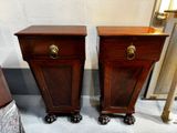 deux tables en bois, chacune munie de poignées en laiton