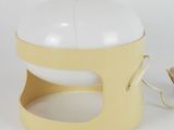 une lampe blanche et jaune posée sur une table