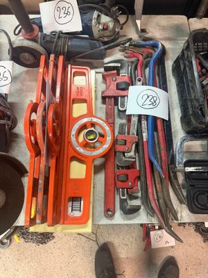 un grand nombre d'outils qui se trouvent sur le sol