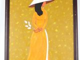 tableau représentant une femme en robe jaune et chapeau blanc