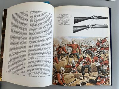 un livre ouvert à la page où figure une illustration représentant une scène militaire