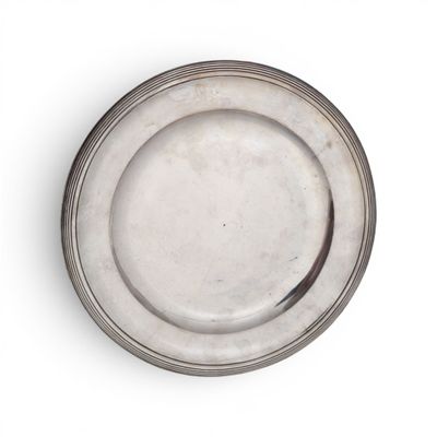 une plaque d'argent sur une surface blanche avec un fond blanc