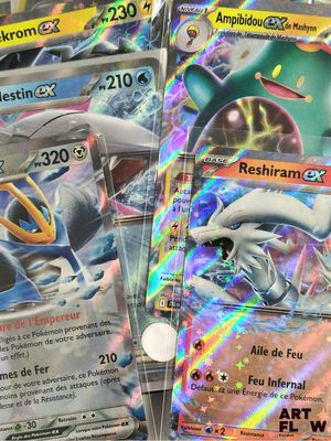 deux cartes pokemon posées l'une sur l'autre sur une table