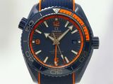 une montre avec un bracelet bleu et orange sur fond blanc