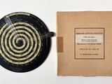 un disque avec une image dessus, à côté d'une boîte