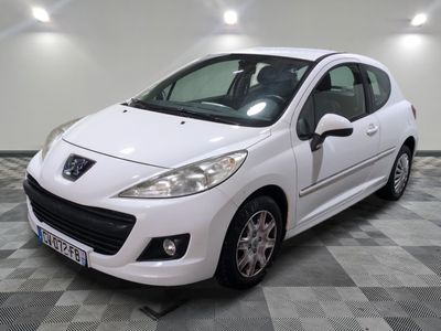 la photo d'une petite voiture blanche garée dans un garage