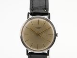 l'image d'une montre sur une surface blanche