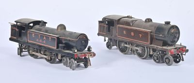 deux petits trains assis l'un à côté de l'autre sur une surface blanche