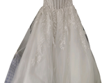 une robe de mariée suspendue à un cintre sur fond blanc