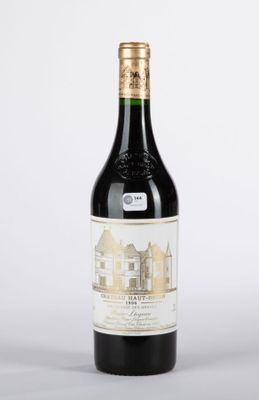 une bouteille de vin rouge avec une étiquette blanche sur fond blanc