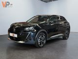 Un SUV noir est garé dans une grande pièce.