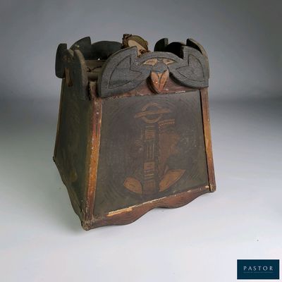une petite boîte en bois ornée d'un motif décoratif