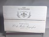 deux cartons de vin empilés l'un sur l'autre