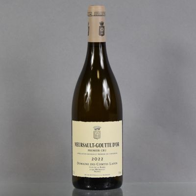 une bouteille de vin posée sur une table